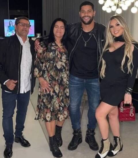 Cinco dias depois do niver de Ian e Tiago, foi a vez do pai. Hulk fez 36 anos em 25 de julho. Na foto, ele com os pais, Socorro e Gilvan, e a mulher.