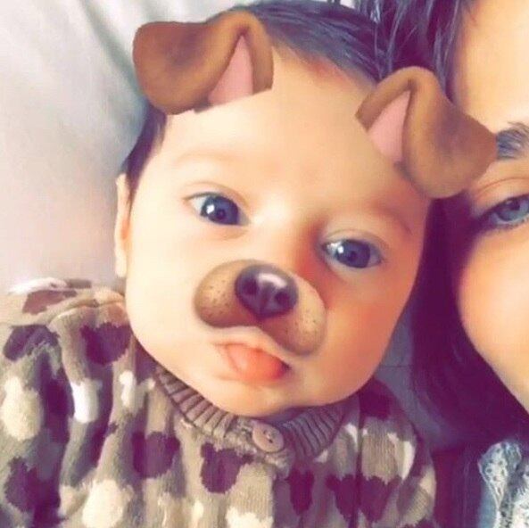 Já a mãe, experimentou alguns aplicativos para brincar com a imagem do filho