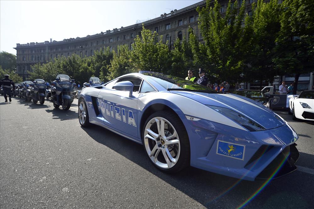 O Gallardo da polícia geralmente é usado em patrulhas e transporte de órgãos, mas eventualmente pode participar de perseguições a bandidos

VEJA TAMBÉM:

> Pai é preso após deixar filho de 9 anos dirigir uma Ferrari

> Conheça os truques usados pelas fabricantes para deixar o carro mais barato

Quer ler mais notícias? Acesse R7.com/carros
