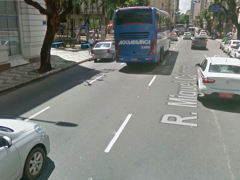 A colisão aconteceu na rua Miguel Calmon, próximo a Praça da nglaterra