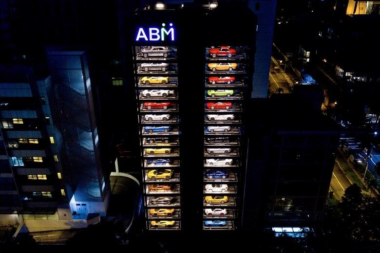 Você já deve ter visto muitos meios e técnicas para vender de veículos usados, mas certamente nunca viu nada parecido com isso. Uma concessionária de Singapura chamada Autobahn Motors resolveu inovar e criar uma forma nunca vista para o comércio dos automóveis de luxo. É como se fosse uma máquina de escolher carrinhos de brinquedo, mas esta é de verdade! Veja como funciona o mecanismo criado pela Autobahn Motors