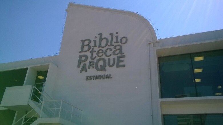 Na Biblioteca Parque Estadual, a exposição “A Biblioteca de
Grifos de Waly Salomão” apresenta, além da exposição, jogos de leituras com
mediação da filósofa Rosa Dias. Os encontros discutem o uso da leitura e dos
livros. A mostra com títulos e cartazes de Waly Salomão, com reprodução de
textos grifados. O encontro desta sexta-feira (7) será às 18h. O endereço da
biblioteca é avenida Presidente Vargas, número 1.261