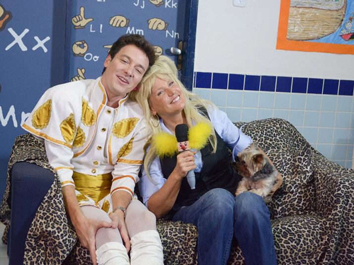 Xuxa e Rodrigo Faro se divertiram durante a gravação do próximo Hora do Faro. Os apresentadores, que passaram um dia todo juntos, prometem muitas surpresas especiais. Entre elas, um cover que Faro fez da rainha

+ Apresentadores da Rede Record se divertem no palco da Hora do Faro