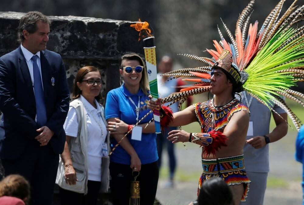 No México, na terça, a cerimônia de acendimento também envolveu tradições milenares. A celebração ocorreu nas ruínas de Teotihuacán, local histórico do país norte-americano