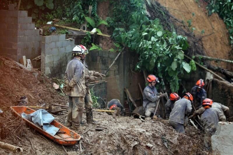 Os trabalhos de buscas por
vítimas em meio aos estragos causados pela forte chuva que caiu entre a noite
de quinta-feira (10) e a madrugada de sexta (11) em Mairiporã, na Grande São
Paulo, continuam na manhã deste sábado (12)