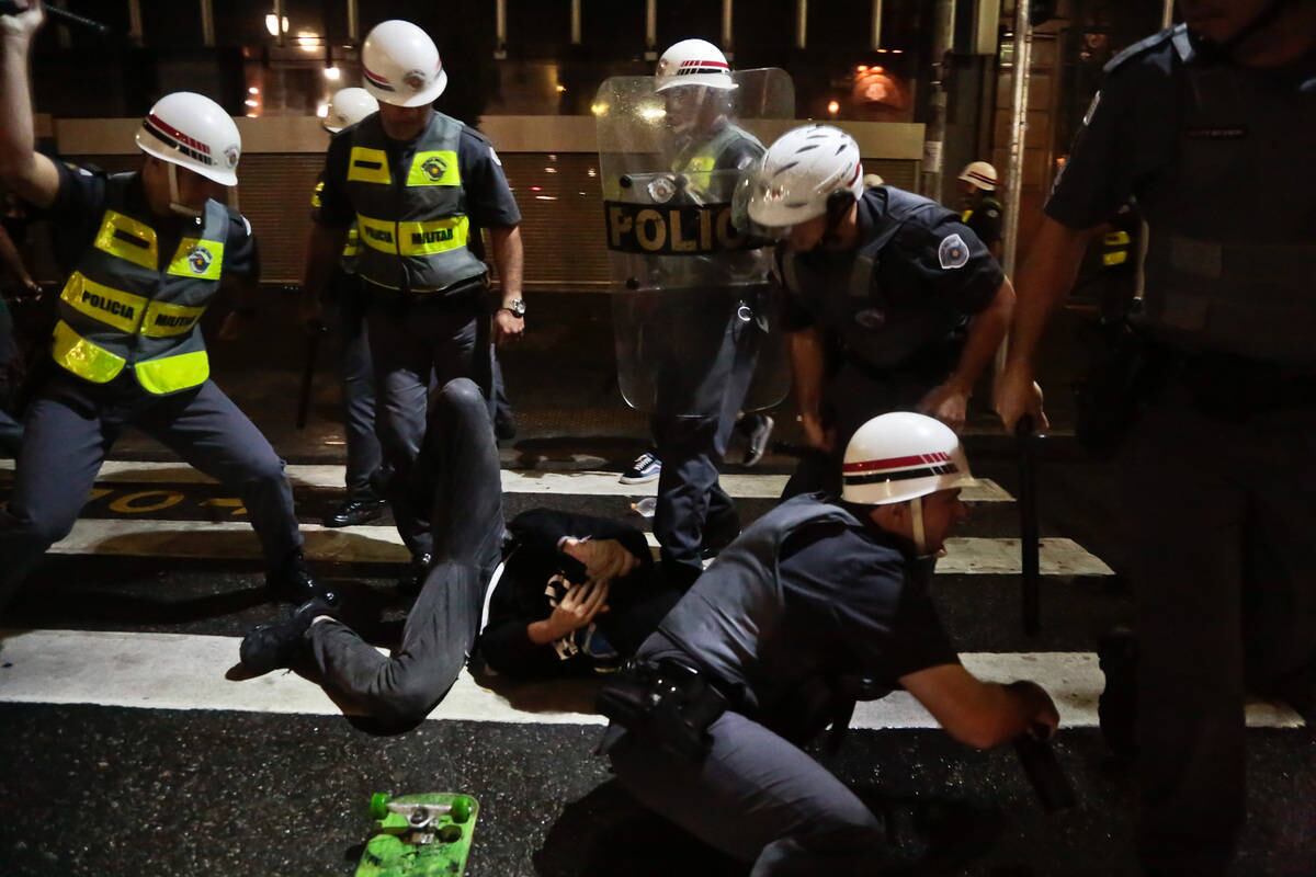Manifestante é detido e apanha de policiais militares no centro da capital paulista 