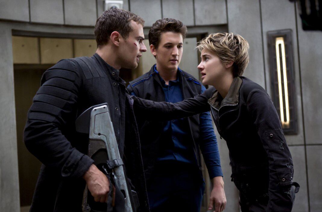 Tris x Tris
Em Insurgente, Tris coloca para fora todo o seu lado audácia e mostra que não escolheu esta facção à toa! A heroína assume a responsabilidade de salvar a humanidade, ao mesmo tempo em que luta contra os fantasmas do passado. Mesmo com o apoio incondicional de Quatro, ela sofre para se perdoar pela morte dos pais e trava uma batalha interna