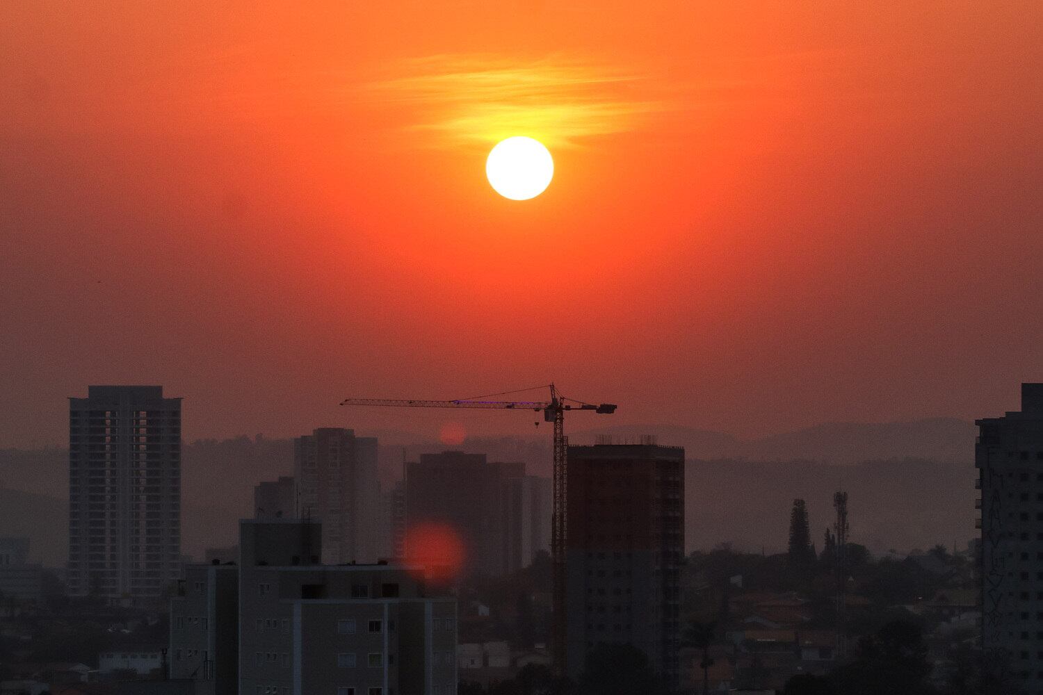 Nascer do Sol em Sorocaba, no interior de São Paulo, nesta terça-feira (6). Cidade deve ter calor de 38ºC