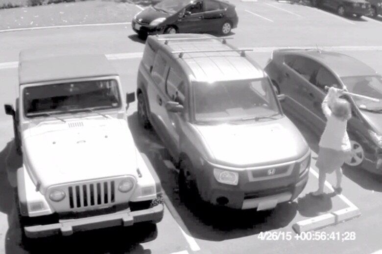 Isso mesmo! A senhora despeja sua raiva no caro do engraçadinho 