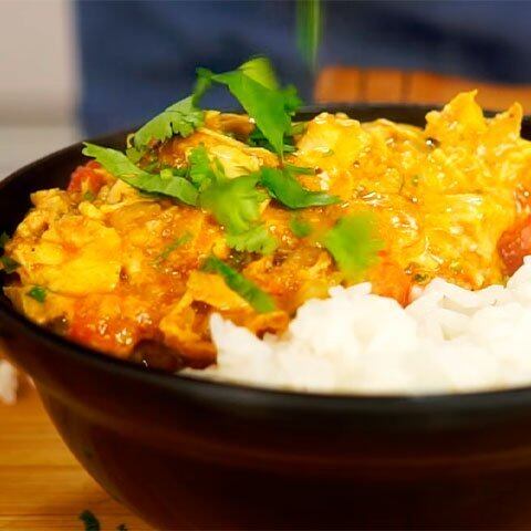Curry indiano: a base de sabor para este prato é uma mistura de especiarias e ervas batidas em pilão. Famoso na Índia (cuja pasta de temperos é feita com cominho, canela, gengibre, cardamomo, etc.) e Tailândia (que utiliza ingredientes mais frescos, como alho, gengibre e raiz de coentro), o curry pode ser incorporado ao iogurte natural ou leite de coco que serve para marinar pedaços de frango, carnes ou peixe.