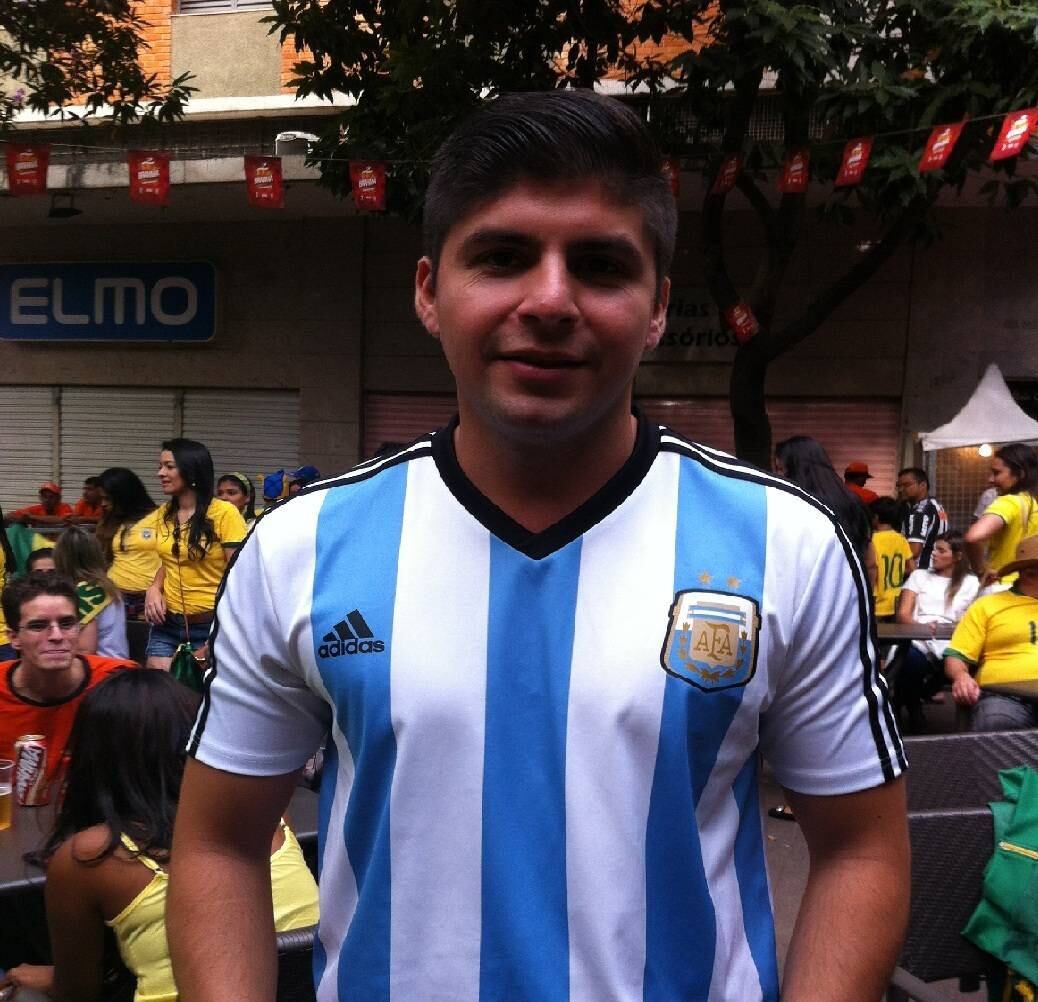 
Jorge
Barrient, 31 anos, personal trainer, torcedor da Argentina






Ponto positivo:
— Achei muito boa a estrutura e a organização da
Fifa. As filas são normais e achei os preços normais para o
evento.
Ponto negativo:
— Não tem um ponto negativo considerável sobre Minas.
Apenas achei que faltam monumentos nas cidades