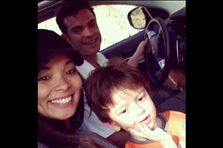 Carol Nakamura divulga foto com Sidney Sampaio e o filho