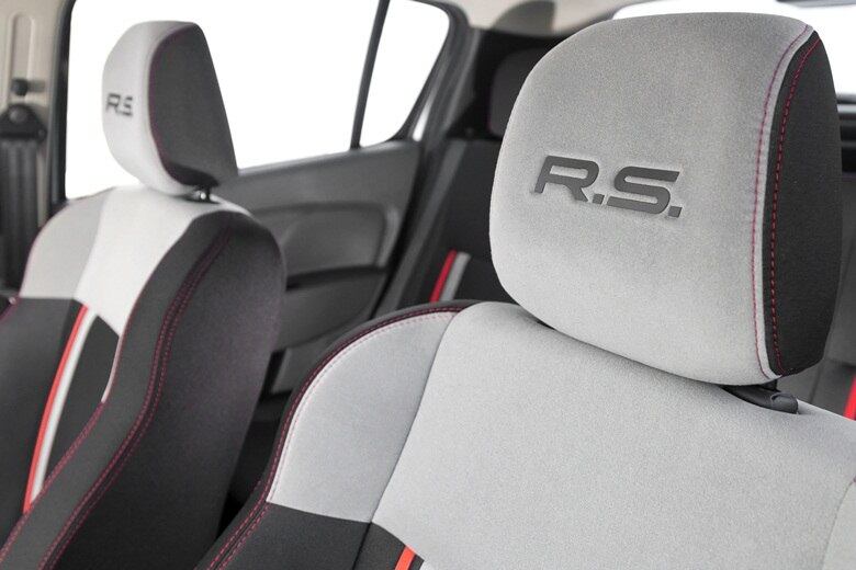 Nos bancos, a porção superior é camurçada e traz novamente a sigla RS impressa nos apoios de cabeça

LEIA TAMBÉM
Aceleramos: Renault Sandero RS é nervosinho e vai além do visual