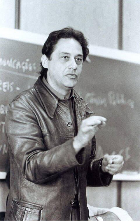 Atuando como professor universitário, FHC também passou pelos EUA e Inglaterra durante os anos de ditadura. Depois de voltar ao Brasil, participou da campanha das Diretas Já e acabou chegando a ao cargo de presidente da República, ocupado de 1995 a 2003. Anteriormente, ele havia sido senador, ministro da Fazenda e Relações Exteriores 