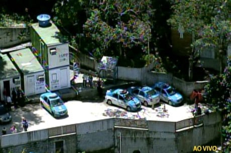 Dez policiais da UPP (Unidade de Polícia Pacificadora) foram indiciados e cumprem prisão preventiva pelos crimes de tortura seguida de morte e ocultação de cadáver. Entre os suspeitos, está o ex-comandante da UPP, major Edson Santos
