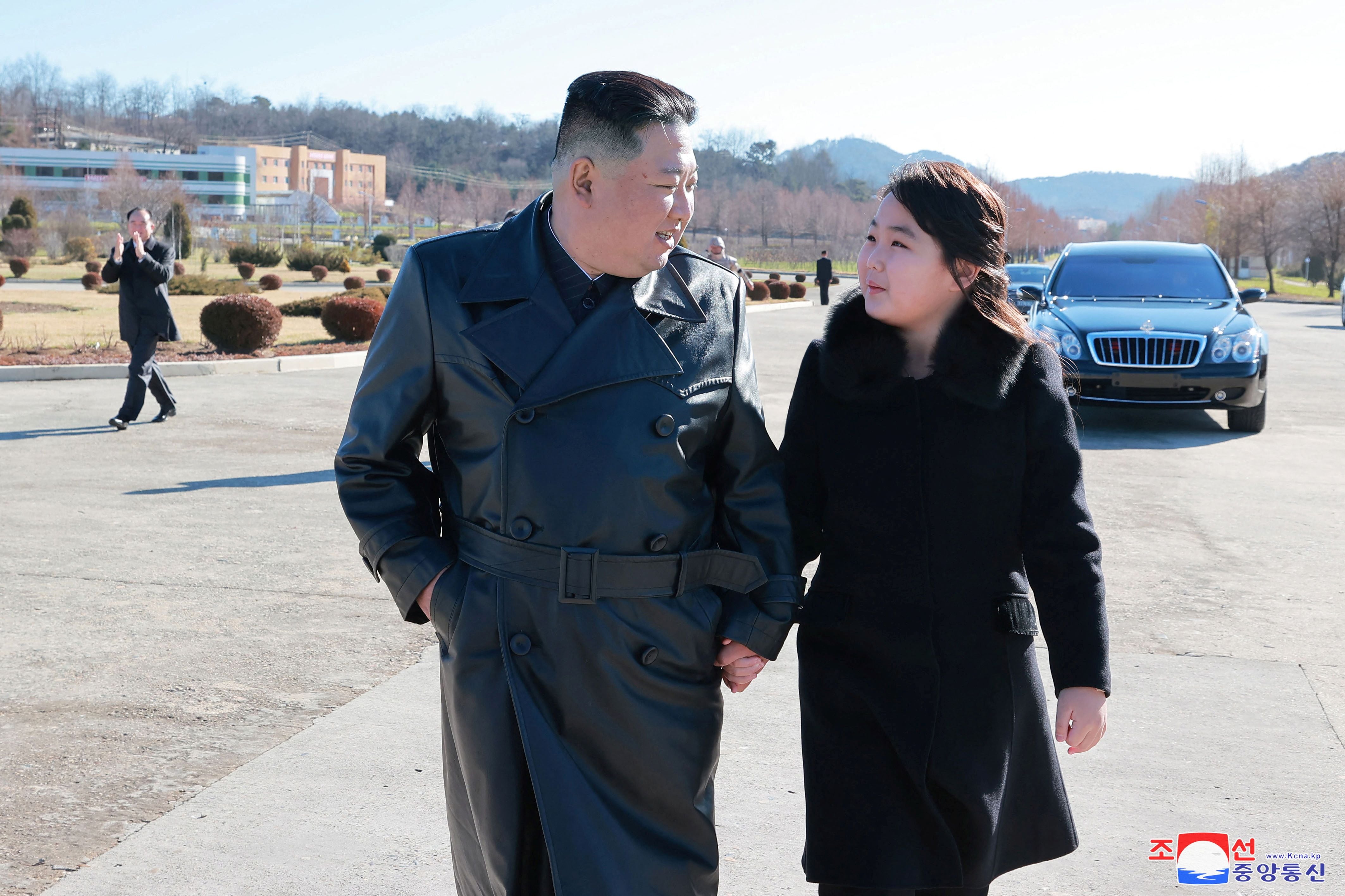 Kim Jong Un caminhando com sua filha