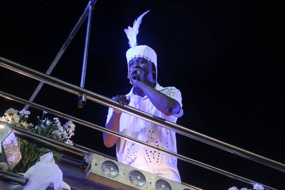 O vocalista Márcio Victor animando a folia