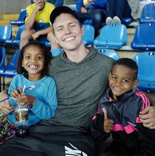 O francês Jérôme que procurou o lugar para levar as crianças para assistir aos jogos de graça, e se emocionou com o momento:

— Nós conseguimos! Levamos 100 crianças do Morro da Providência para as Olimpíadas! E para ser honesto a melhor parte nem foram os jogos, foram suas as risadas, seus sorrisos, seus olhos brilhando, e a sensação de que fomos parte de uma grande família