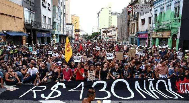Ato começou na Praça da Sé e percorreu ruas do centro de SP