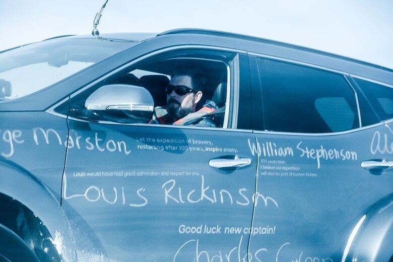 Patrick Bergel escreveu o nome de todos os exploradores, na lataria do carro, que tentaram o feito com seu bisavô 