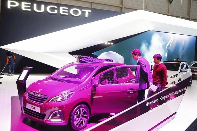 Jornalistas conferem o pequeno Peugeot 108 no estande da marca francesa no Palexpo Arena

Saiba tudo sobre carros! Acesse R7.com/carros