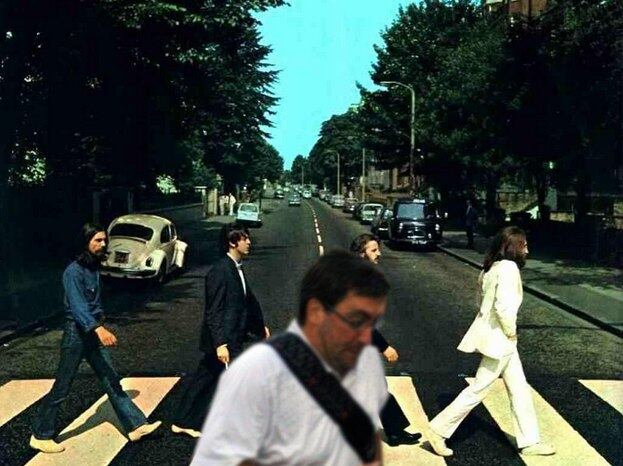 O "cara que aparece no meio" aparece também no meio da famosa capa do álbum clássico dos Beatles Abbey Road