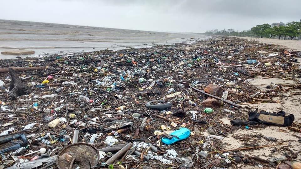 Segundo a prefeitura, lixo veio com a chuva por valas que desaguam no mar