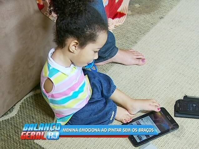 Também utilizando os pés, a menina brinca com aparelhos eletrônicos. Para a mãe, conviver com a menina é um aprendizado diário.
— Quando ela nasceu, a gente começou a aprender com ela. A gente viu que aquilo que a gente imaginava foi totalmente diferente