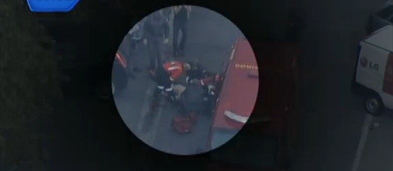 Homem baleado no estacionamento é atendido pelo Corpo de Bombeiros momentos depois do crime