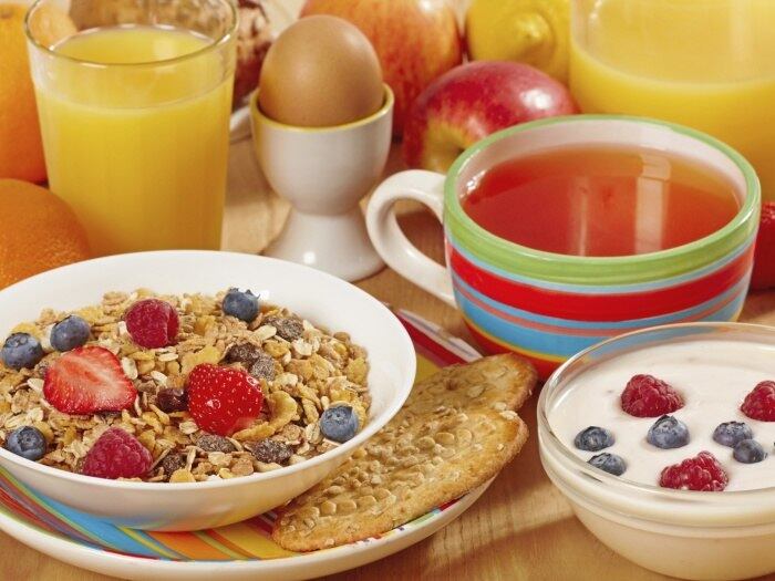 Ao
final da pesquisa em Tel Aviv, nas mulheres do Grupo 1, foram encontrados níveis mais
baixos do hormônio que regula a fome, logo, o aumento da saciedade após uma refeição. Este grupo
também apresentou queda significativa nos níveis de insulina, glicose e
triglicérides, do que o Grupo 2.

Picos nos níveis de açúcar no sangue também sofreram
diminuição, o que ajudou a controlar a pressão arterial e sobre o coração. Pesquisadores concluíram que comer alimentos certos na hora
errada pode não só retardar a perda de peso, mas também pode ser prejudicial à saúde.

