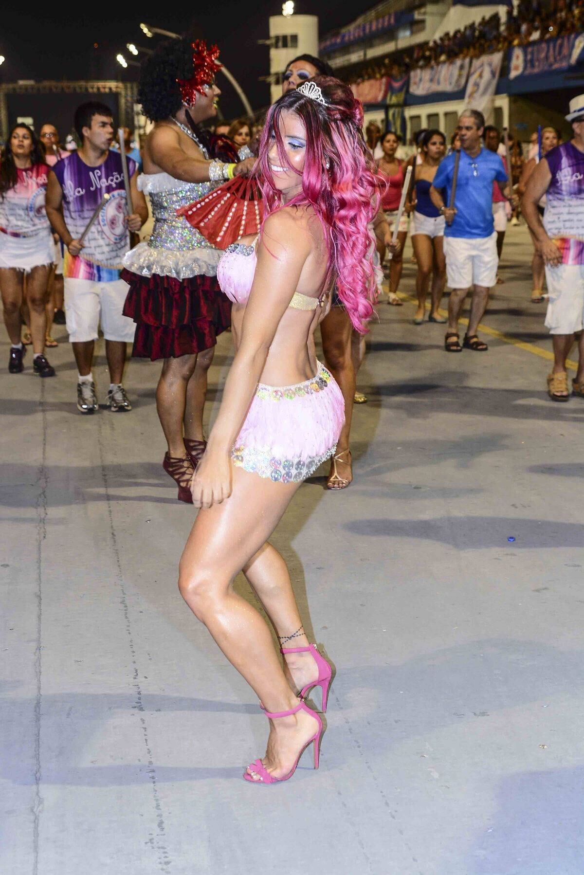 Thaís Bianca desfila no ensaio técnico da Rosas de Ouro, em São Paulo