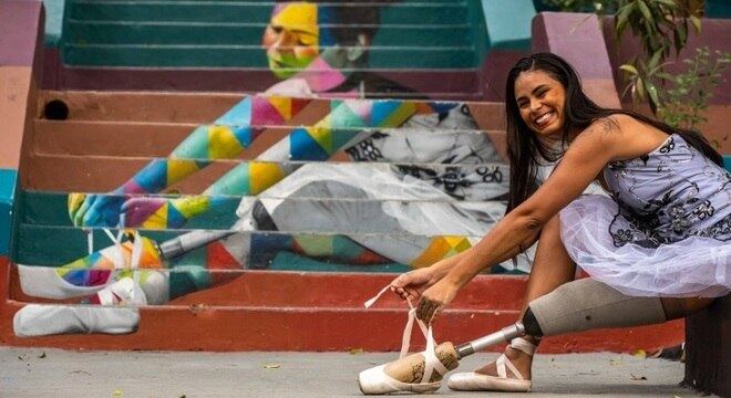 A bailarina Mel Reis posa ao lado de seu desenho feito pelo Kobra