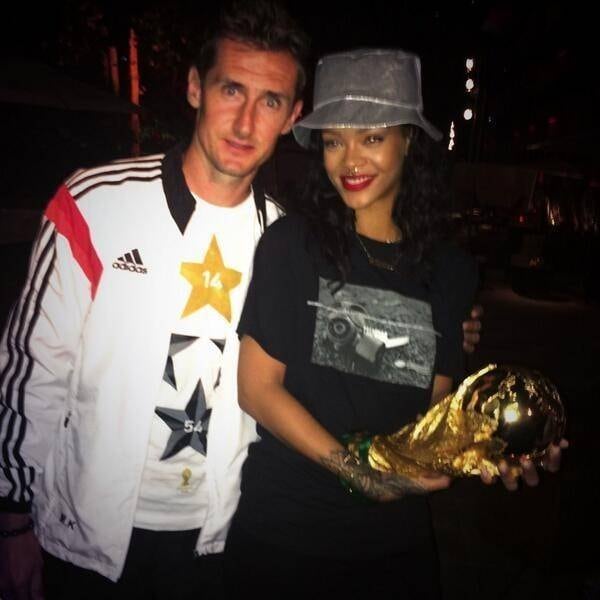 Outros
famosos têm optado em investir suas fortunas no esporte. Recentemente o jornal Mundo
Deportivo publicou que a estrela pop Rihanna quer comprar o Livepool FC. Ela é fã de futebol e esteve no Brasil acompanhando os jogos da Copa do Mundo. Na foto, Rihanna posou com o atacante alemão Klose e a Taça Fifa depois da final 