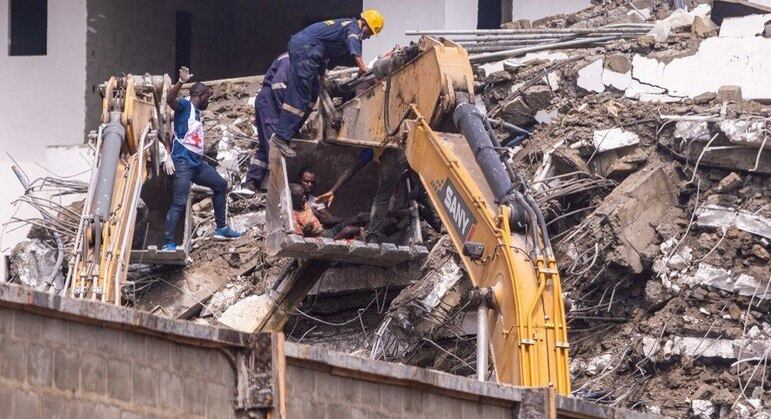 Equipes de resgate vasculham escombros de prédio que desabou na segunda (1º) em Lagos