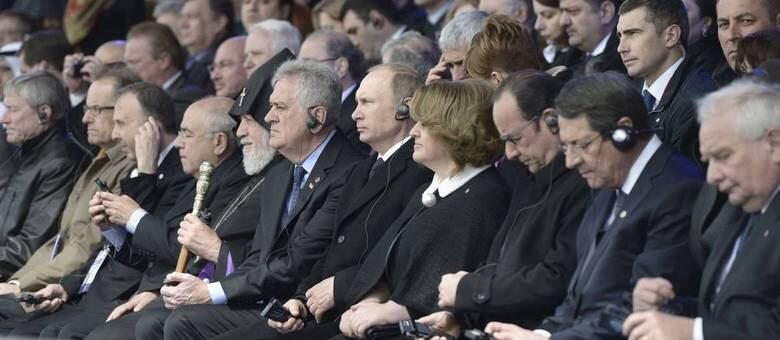 Vladimir Putin, o presidente sérvio Tomislav Nikolic, e François Hollande, presidente da França, durante homenagem às vítimas do genocídio armênio