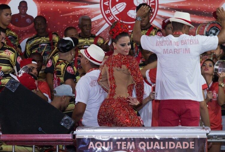 Mostrando o corpão em dia, Vivi chamou a atenção dos marmanjos de plantão