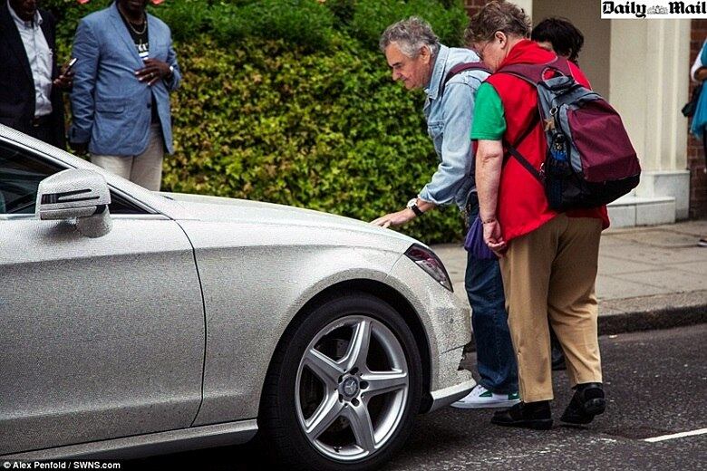 Inteiro coberto de cristais, o cupê alemão chamou a atenção de muitos passantes, curiosos com a customização

Saiba tudo sobre carros! Acesse www.r7.com/carros