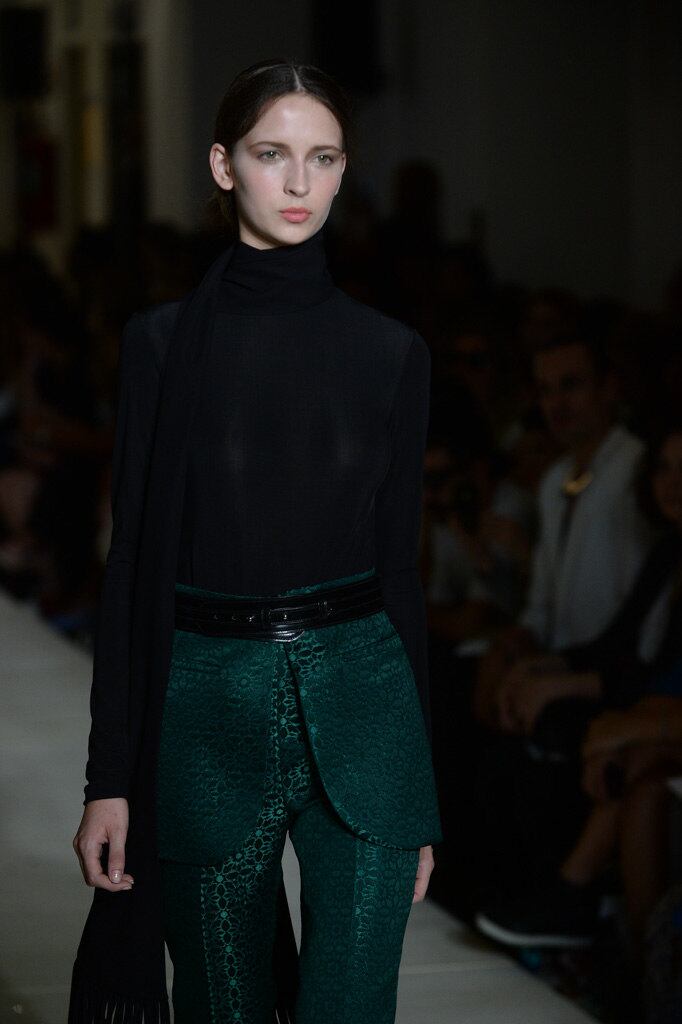 A coleção de inverno de Reinaldo Lourenço, apresentada na FAAP,
nesta terça-feira (4), usou e abusou de formas geométricas e do couro como
material principal. Os destaques ficaram por conta das franjas e das golas
altas. O pescoço recebeu atenção também por conta dos acessórios que as modelos
usaram. Paetês e estampas apareceram em segundo plano, quebrando o tom sóbrio das
criações, exibida na 38ª edição da SPFW 