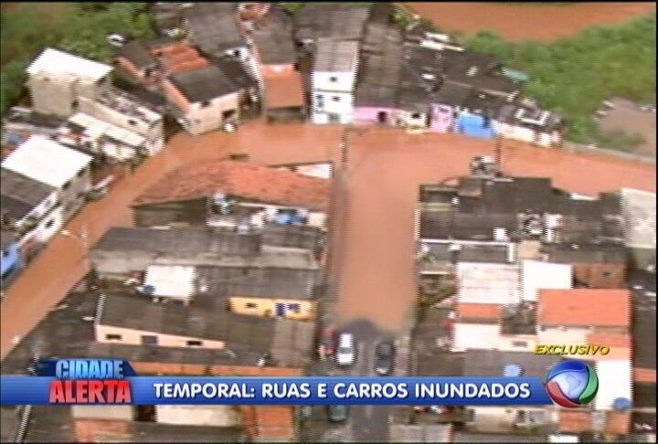 A Defesa Civil alerta para o risco de deslizamentos de terra, já que o solo está encharcado