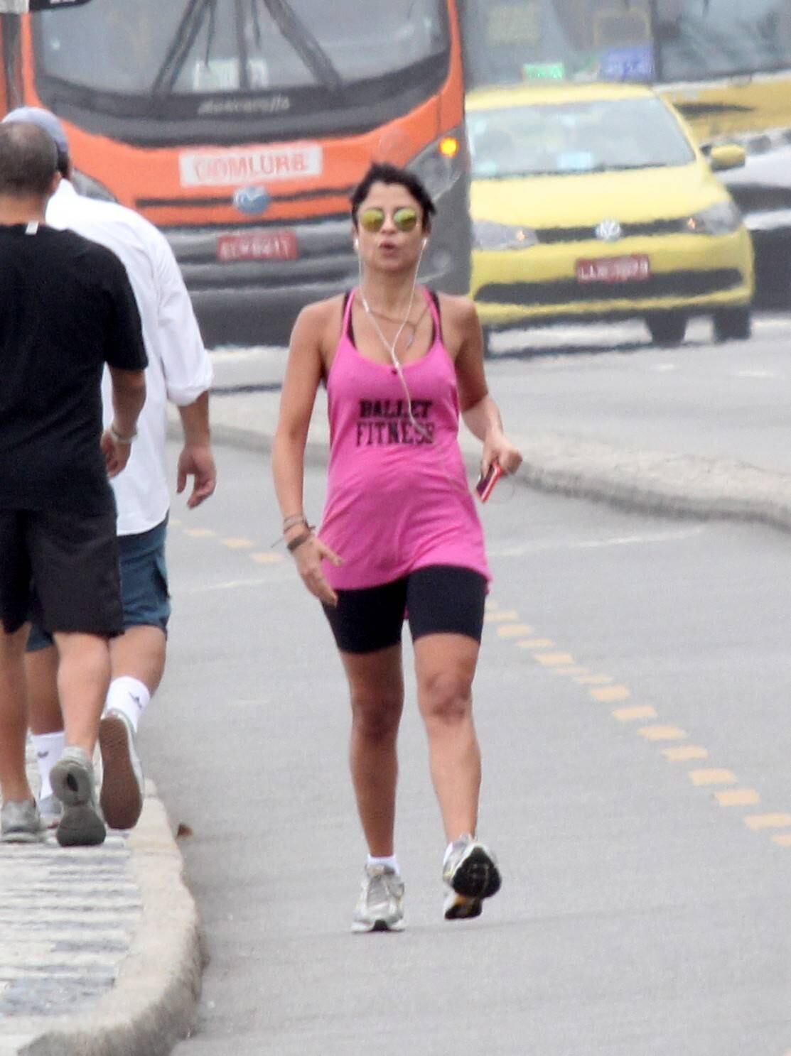 A atriz pratica exercícios físicos com frequência e sempre é clicada durante os momentos de suor 