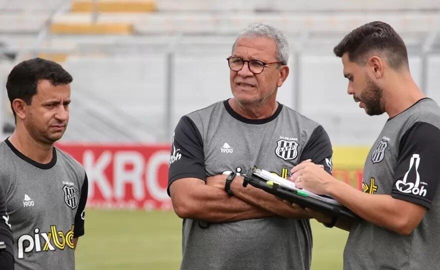 Técnico Hélio dos Anjos (ao centro) ainda não venceu no comando da Ponte Preta