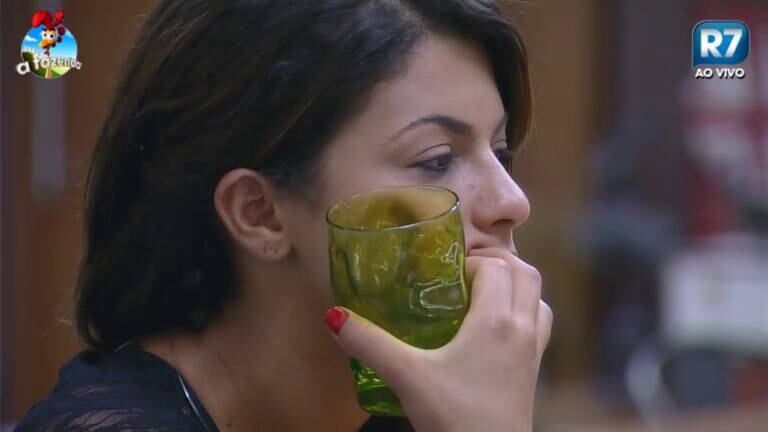 Babi disse que Heloisa comentou com ela que algumas vezes achava que Andréia era feliz demais, mas que o comentário não tinha sido maldoso 

+ Ainda com restos de maquiagem no rosto Babi diz que está morta e DH a chama de vampira

+ Depois de festa bombada, peões sofrem no celeiro

+ É o fim da parceria? Andréia fica alterada, ataca Babi e se joga no chão chorando

+ Festa Cinema Mudo! Saiba detalhes dos bastidores
