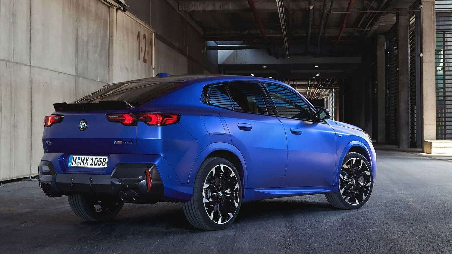 Traseira com lanternas afiladas, para-choques destacados e defletor de ar inclinado