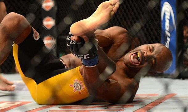 O duelo entre Anderson Silva e Chris Weidman, realizado em dezembro passado, acbou com nova vitória do americano. No entanto, o resultado foi ofuscado pela chocante fratura na canela sofrida pelo brasileiro. Momentos após a lesão, o Spider passou por uma cirurgia