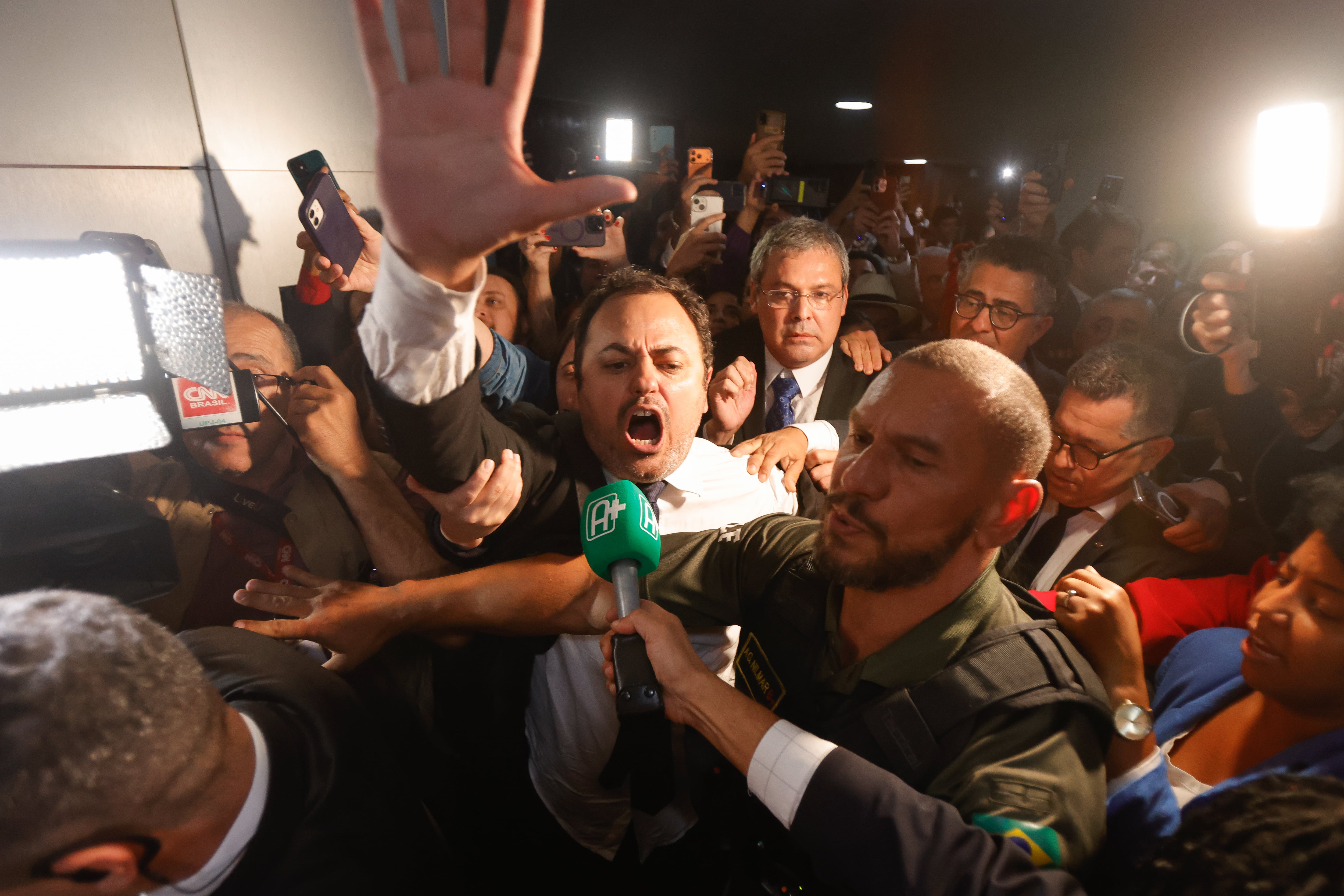 DF - CÂMARA/GLAUBER BRAGA/PROTESTO/POLÍCIA/DEPUTADO/RETIRADA - POLÍTICA - O deputado federal Glauber Braga (PSOL-RJ) é visto em meio a tumulto após ter sido retirado à força pela Polícia Legislativa da Mesa da Câmara dos Deputados, em Brasília, no final da tarde desta terça-feira, 9 de dezembro de 2025. A imprensa não conseguiu acompanhar a retirada de Glauber, que ocupou a cadeira ocupada pelo presidente da Câmara, Hugo Motta (Republicanos-PB), por se opor à votação do projeto de lei que diminui as penas de condenados pelos atos de 8 de Janeiro. 09/12/2025 - Foto: WILTON JUNIOR/ESTADÃO CONTEÚDO