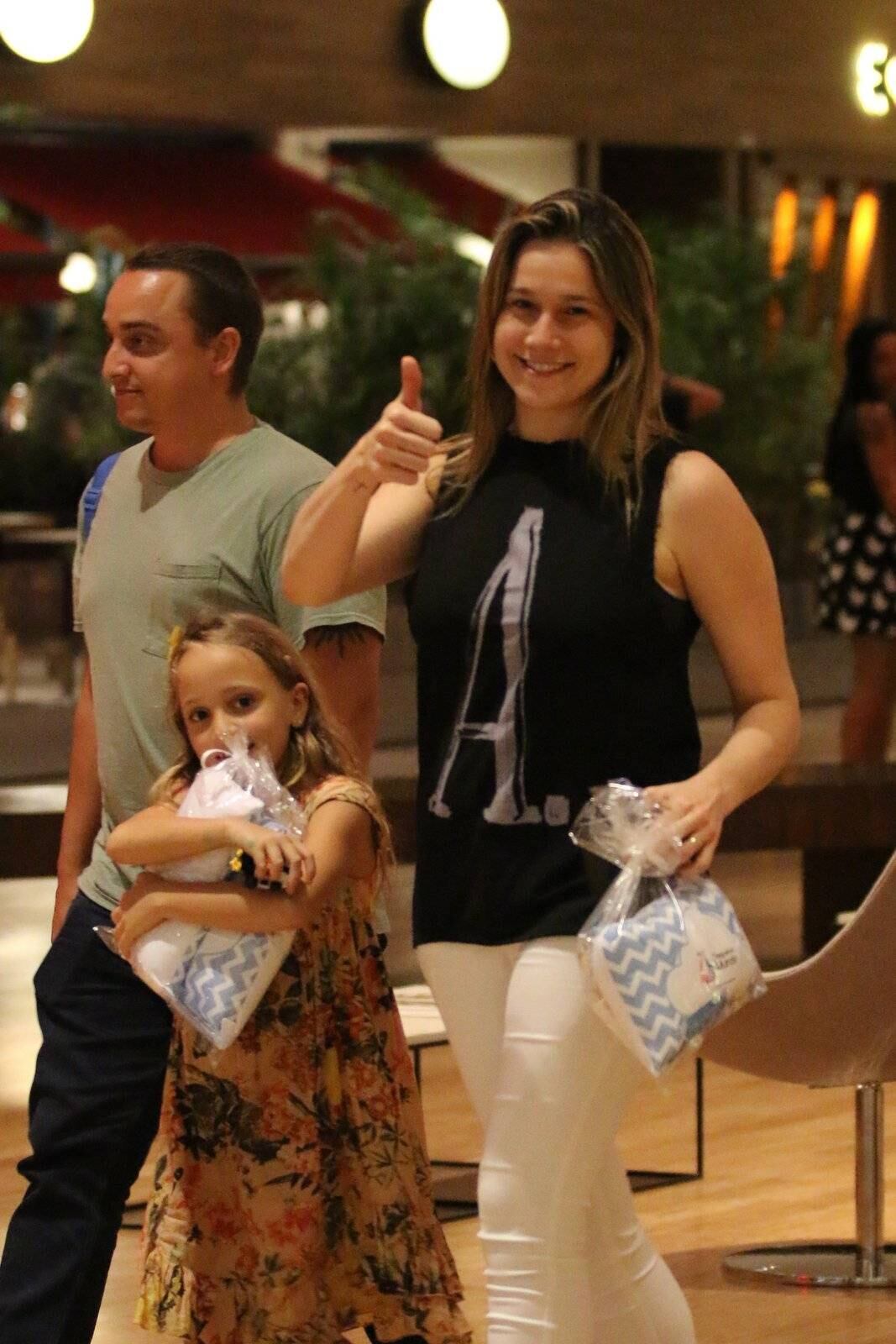 Ao perceber o flagra, a apresentadora brincou com o paparazzo