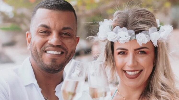 Érika: mais uma vítima de feminicídio 

Um caso chocante de feminicídio chamou atenção de todo o país. A ação criminosa envolveu o Policial Militar, Thiago César de Lima, de 36 anos, e a esposa Érika Ferreira, de 33, na zona norte de São Paulo. Câmeras flagraram a ação do homem que disparou contra a esposa no meio da rua. Érika apareceu muito nervosa na imagem, ele tentou tirar o marido de dentro do veículo. Assim que ele saiu, o primeiro tiro foi disparado. Ele ainda deu socos na esposa e depois mais dois tiros. A polícia foi chamada e Thiago disse que a mulher tentou tirar a arma dele, por isso atirou nela. Os dois estavam casados há apenas seis meses. A vítima deixou duas filhas de outro relacionamento e o soldado da PM está preso
