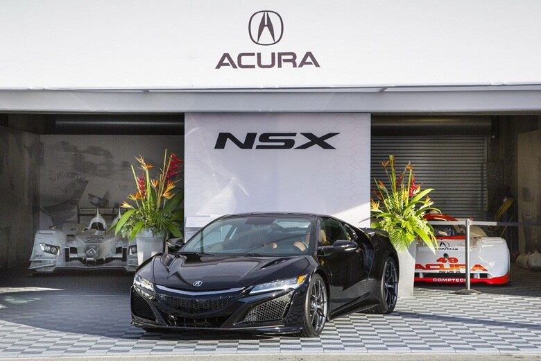 Pouco tempo antes da chegada ao mercado norte-americano, a
Honda finalmente divulgou algumas informações técnicas do novo NSX. A potência total
será de 579 cavalos, dividida entre um 3.5 V6 biturbo a gasolina e outros três elétricos presentes um atrás e os outros dois em cada eixo do carro. A marca prevê que o cupê chegue aos
100 km/h em cerca de três segundos. Já a máxima é de 307 km/h