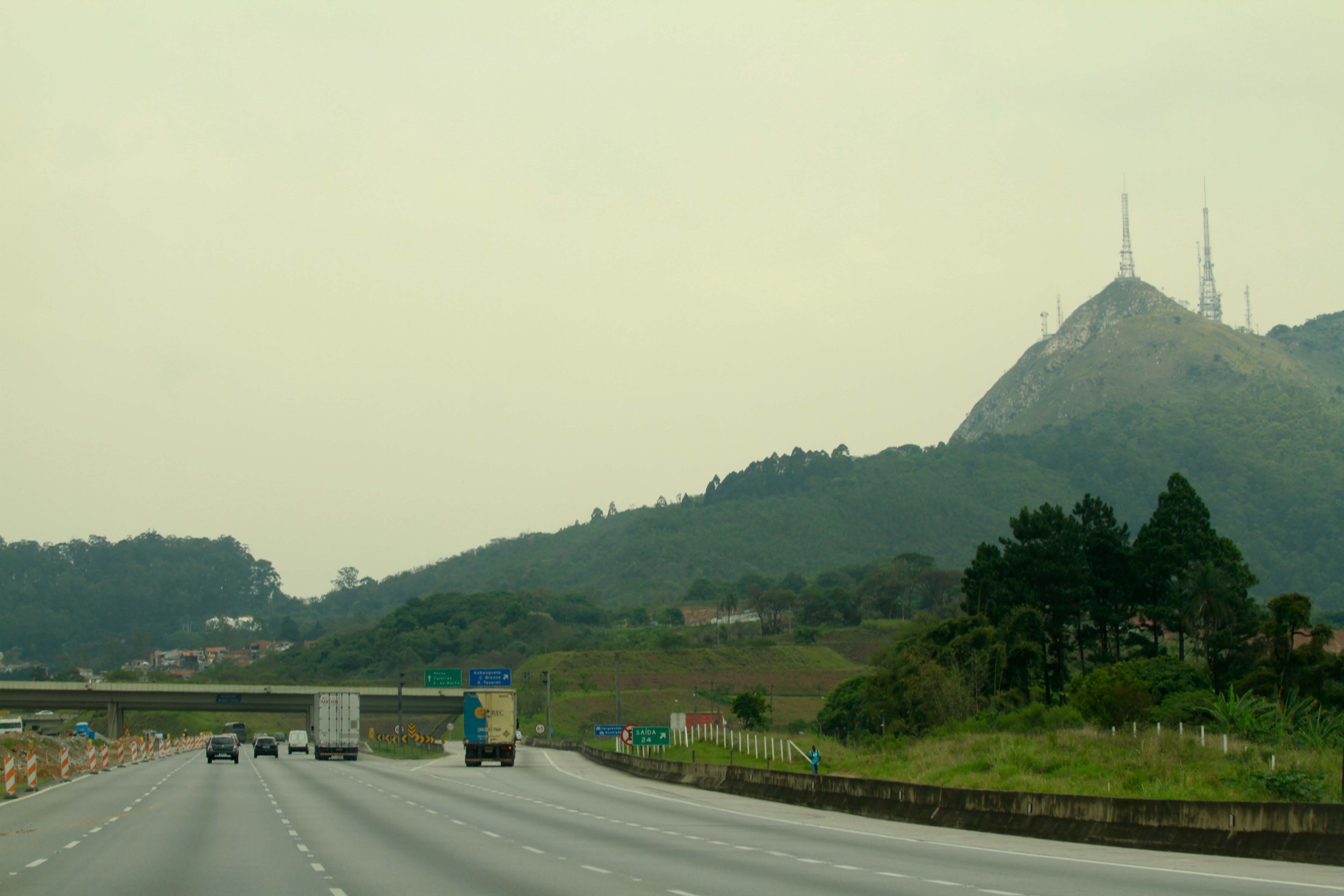 Parte do asfalto da via é ecológico. Durante as obras de recuperação, em 2012, a concessionária CCR AutoBAn utilizou, aproximadamente, 500 mil pneus. O pavimento reduz o nível de ruído e aumenta a aderência dos veículos à
rodovia
