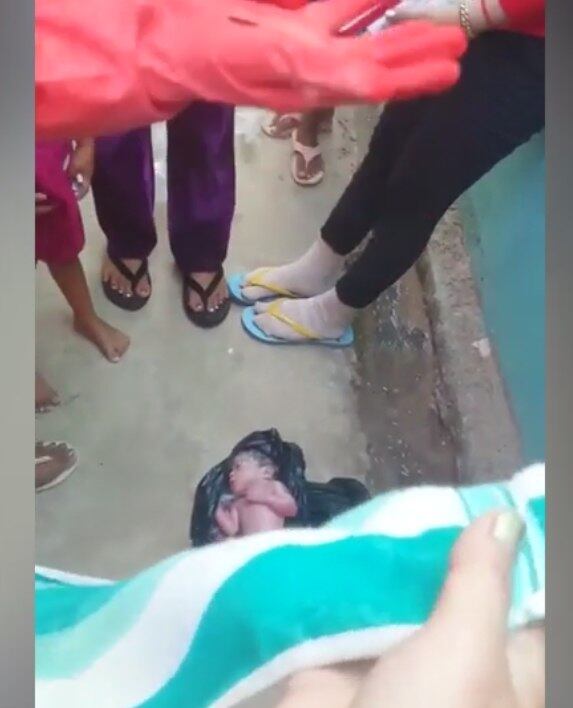 Nas imagens, uma mulher vestida de rosa aparece colocando em um par de luvas de limpeza